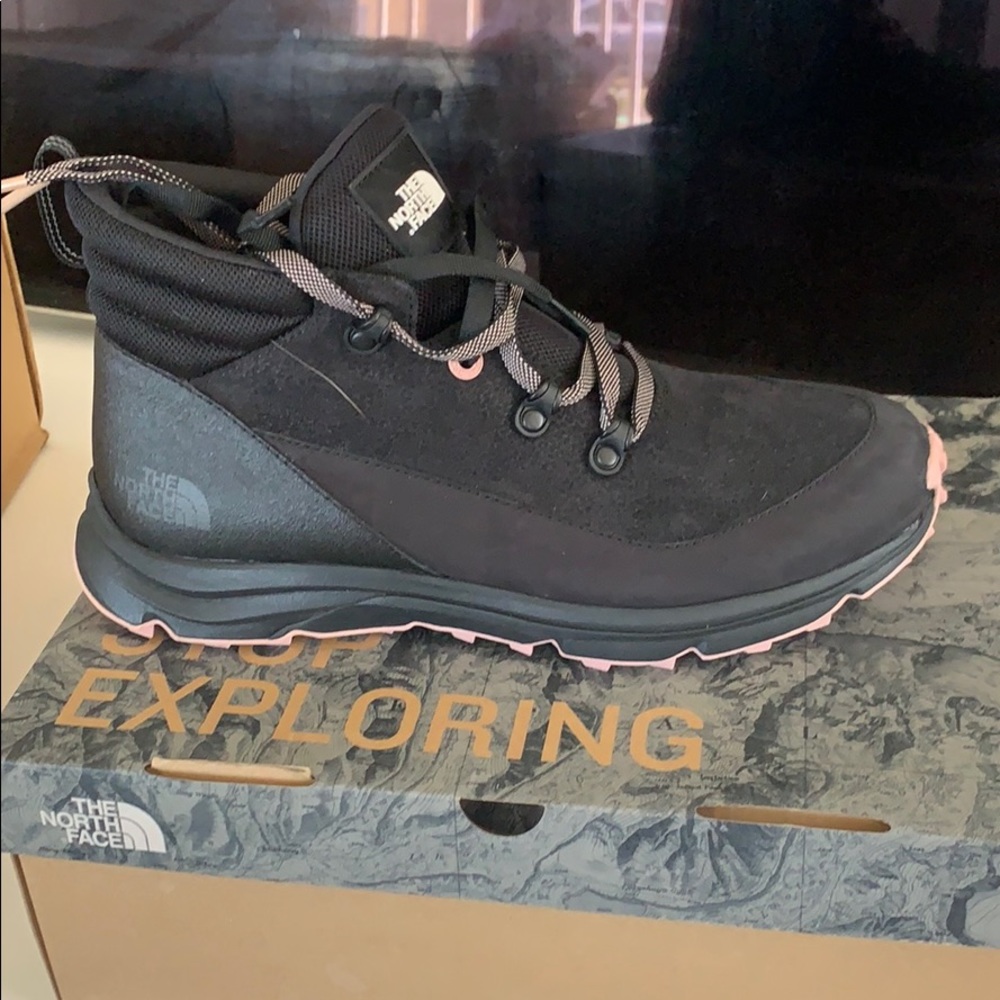 North face hiking boot NWT pink and black